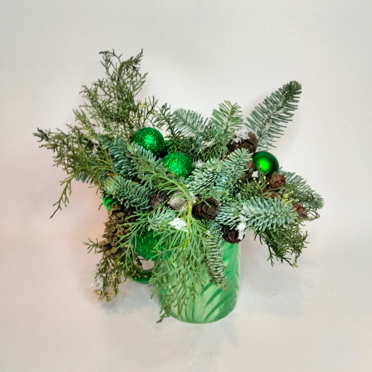 Композиция комплимент в кружке из натуральной хвои