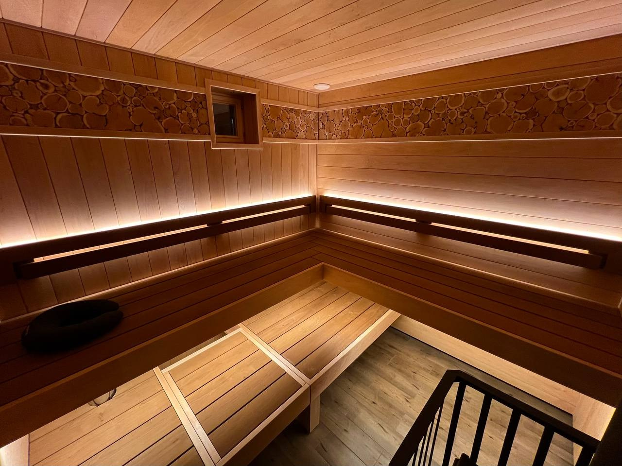 Парная в Петровских дачах из широкой ольхи с можжевеловыми линиями и выдвижным нижним полком для удобной работы парильщика. SaunaTopMasters