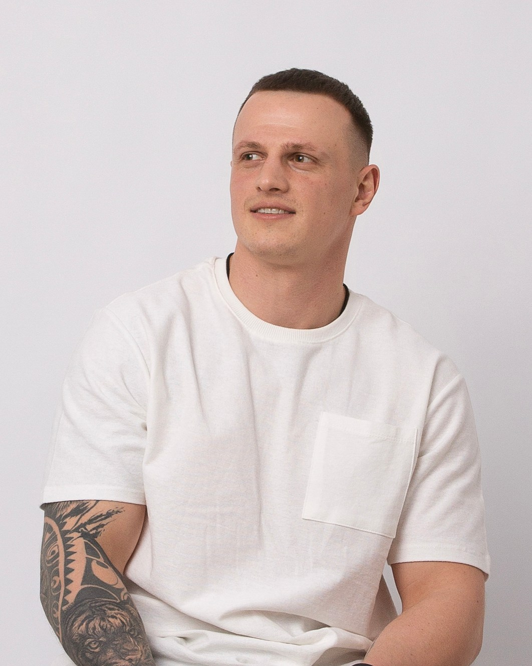 Автопортрет парня в белой футболке 