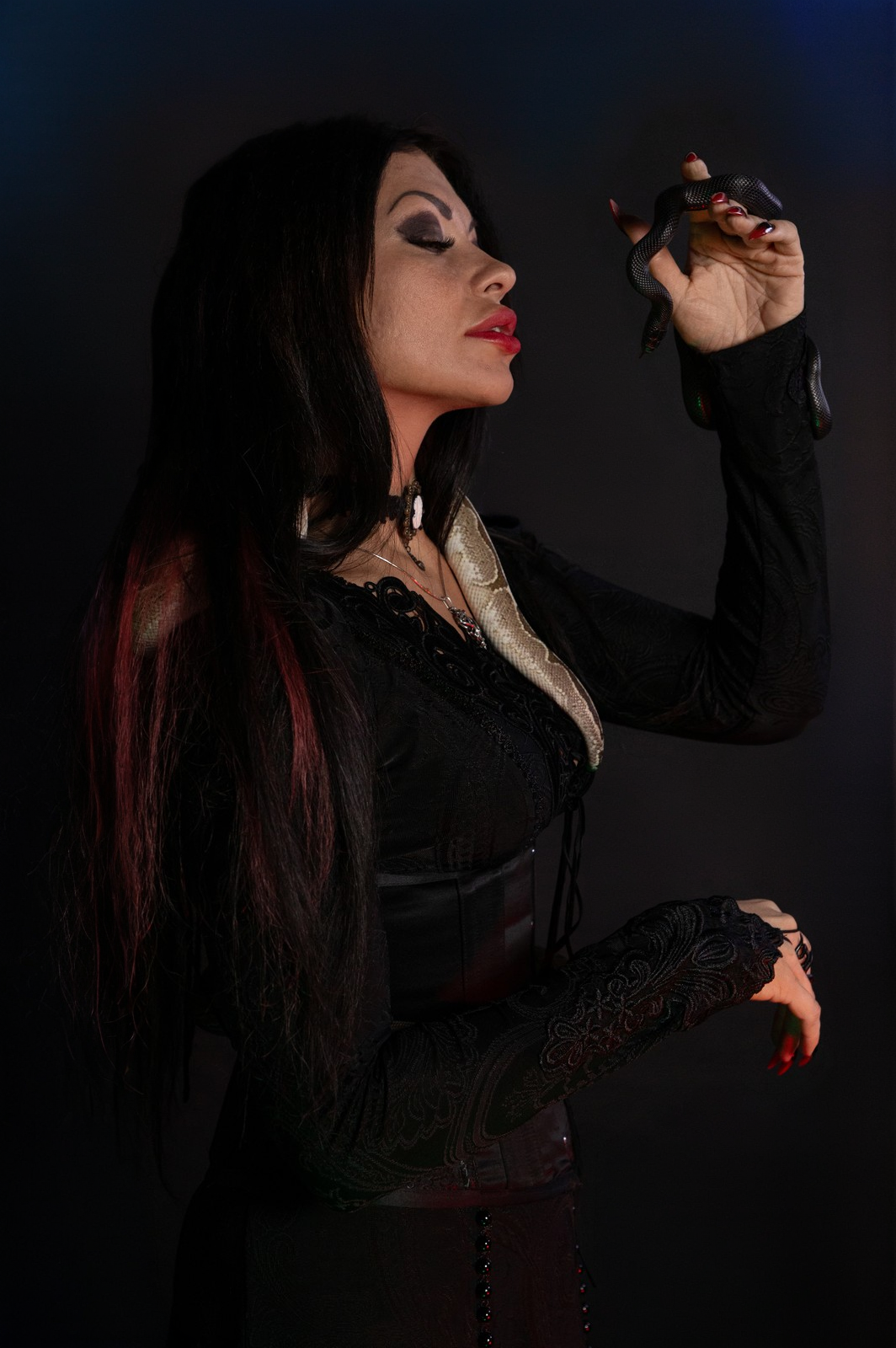 готическая фотосессия ведьмы со змеями, спиритическая доска, черепа