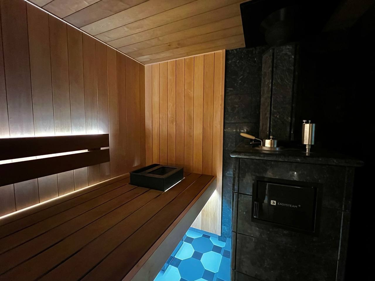 Комбинированная парная в Репино парке. Для процесса- дровяная Изистим Сочи М2, нет времени- электрокаменка Sangens. SaunaTopMasters