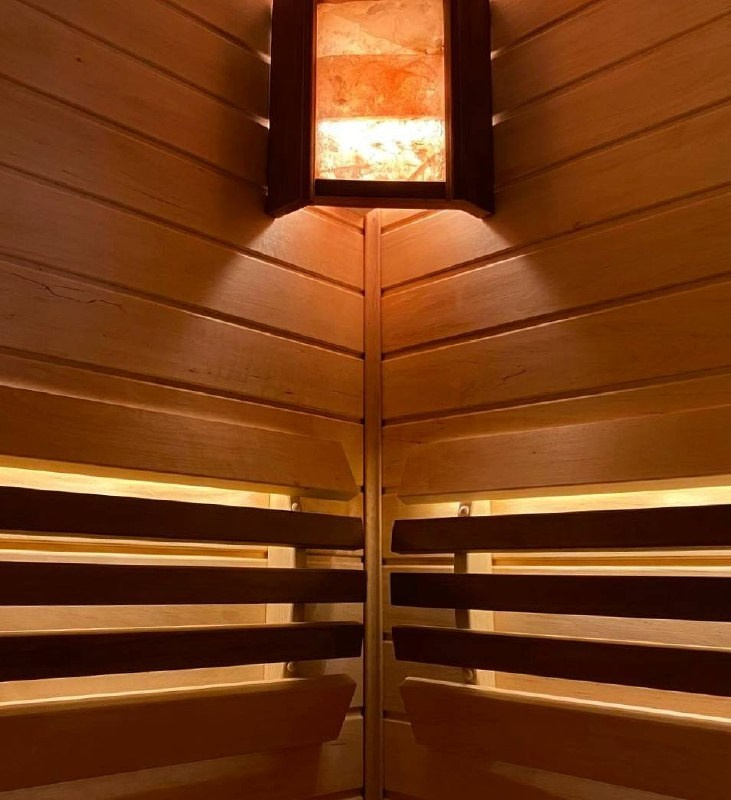 Парная в Токсово: печь Easysteam, ольховые полки с диагональными зашивками, анатомические спинки и мягкий свет солевых ламп. SaunaTopMasters