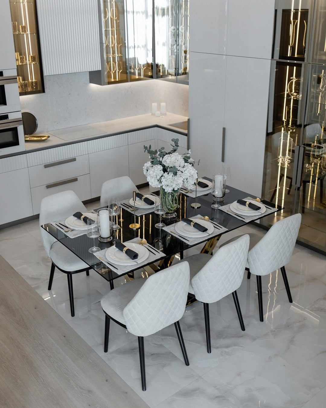 Вид сверху на столовую зону с черным стеклянным столом — проект Валерии Котович