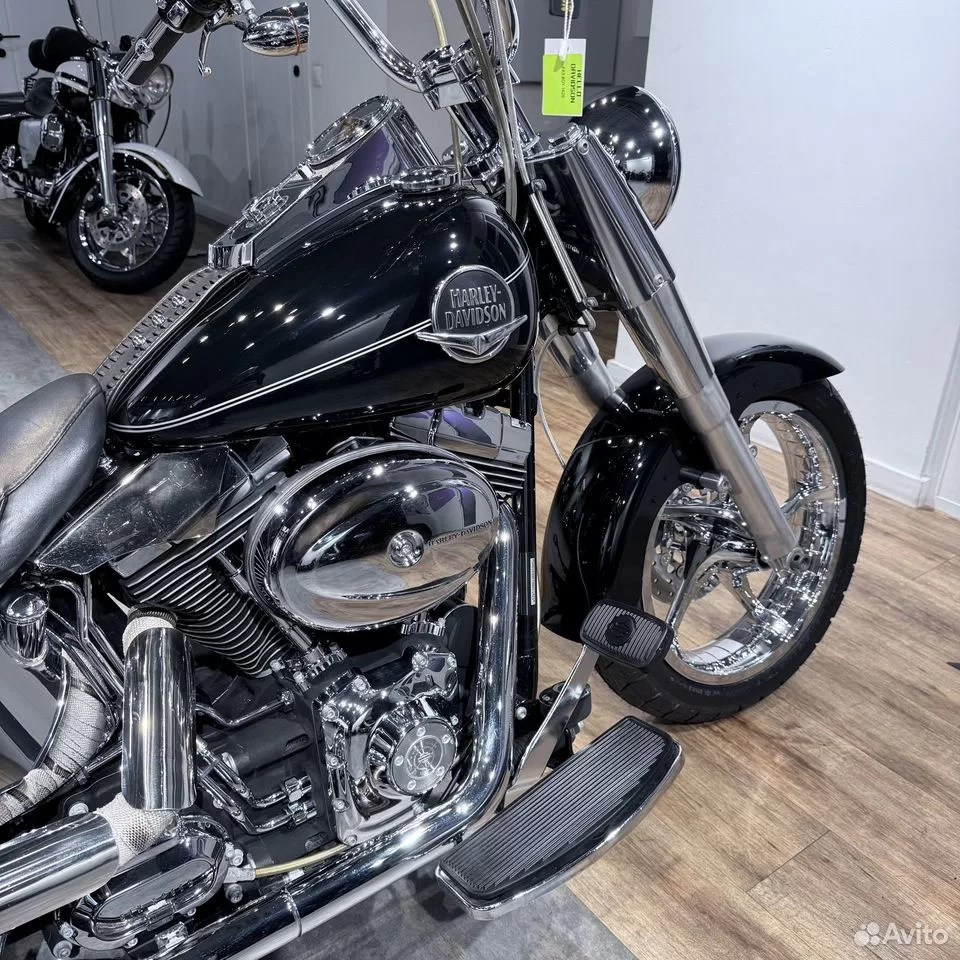 Купить Harley-Davidson 2010 Fat Boy Vivid Black (Softail/Dyna) — подробнее на сайте. Hello Davidson, Москва. Только хорошие мотоциклы…