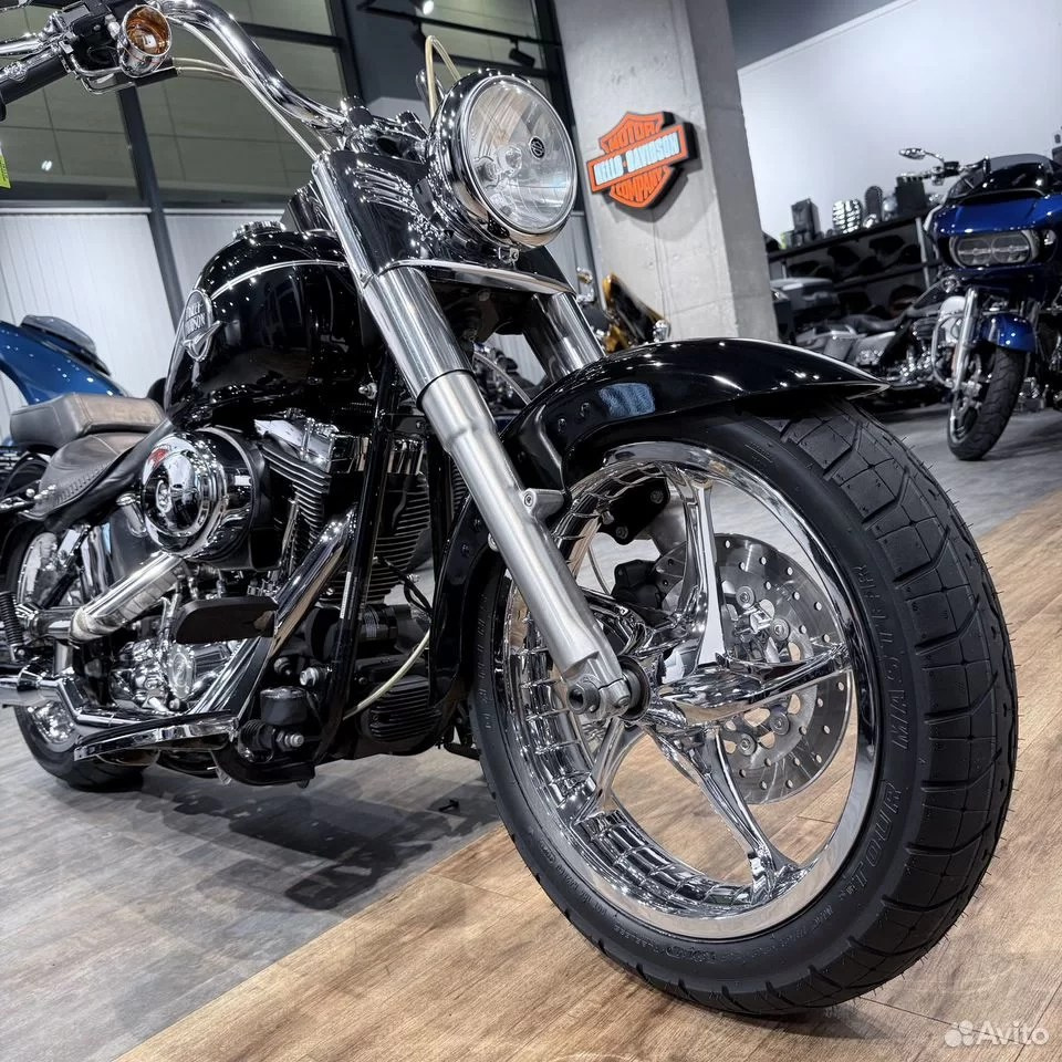 Купить Harley-Davidson 2010 Fat Boy Vivid Black (Softail/Dyna) — подробнее на сайте. Hello Davidson, Москва. Только хорошие мотоциклы…