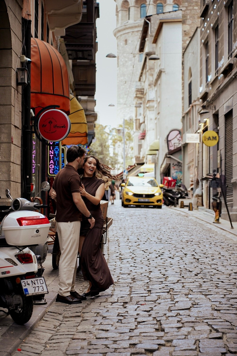 Естественные фотографии семьи в стамбульских улочках.