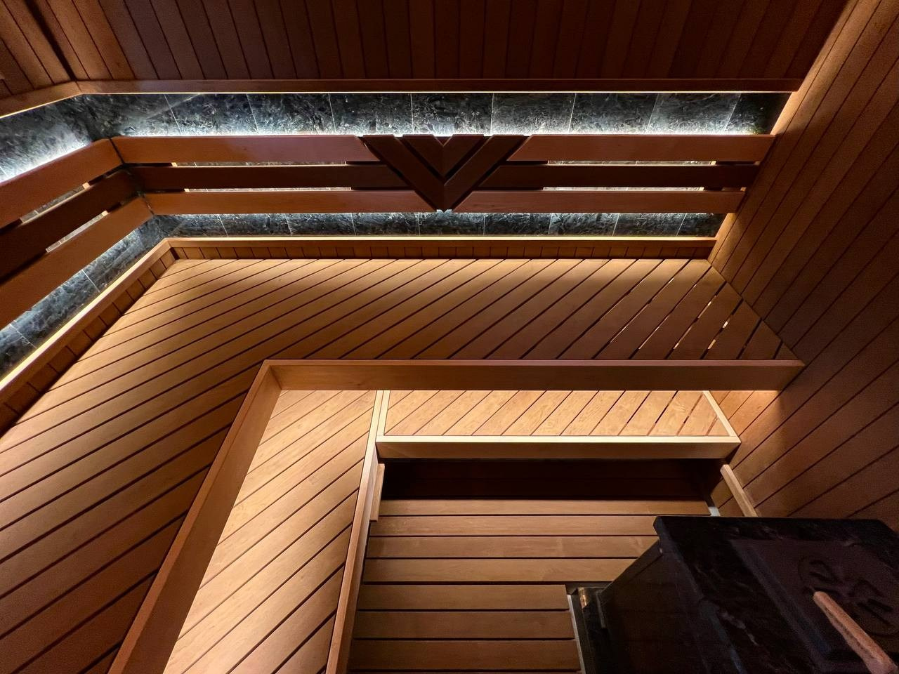 Шикарная парная в Денисово. Уникальный дизайн, большое количество сибирского можжевельника и талькомагнезит с подсветкой. SaunaTopMasters