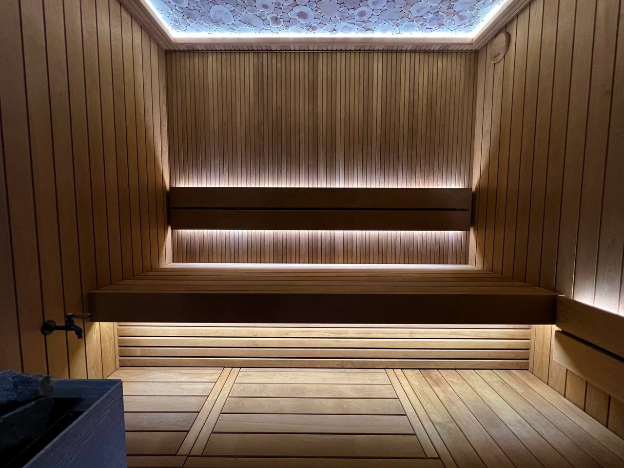 Если очень захотеть- можно найти и установить каменку Tulikivi и вокруг неё собрать отличную парную по дизайн- проекту MBsaun. SaunaTopMasters