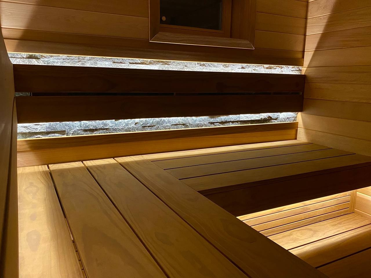 Парная у залива из канадского кедра и новозеландской термососны, с камнем за спинкой для дополнительного прогрева во время парения. SaunaTopMasters