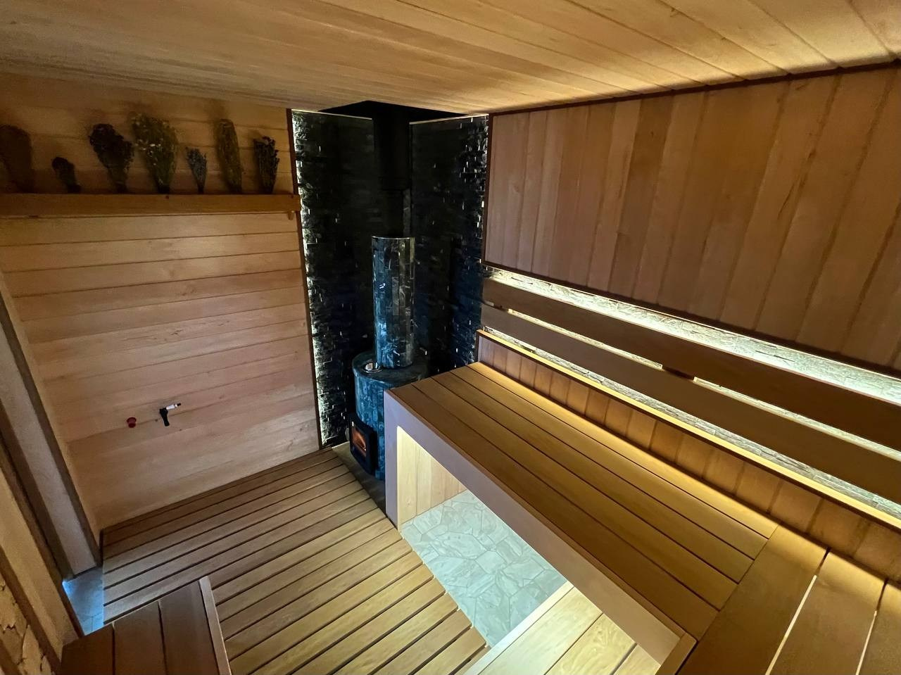 Парная в Бриллианте на Атмосфере с внутренней топкой. Есть в этой схеме и минусы, но треск дров во время парения- это что-то на незабываемом. SaunaTopMasters