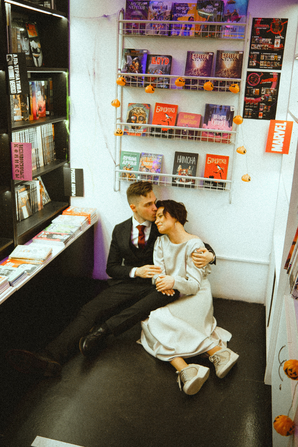 Валерия и Егор — Свадебная лавстори в магазине комиксов. Фотограф в Санкт-Петербурге