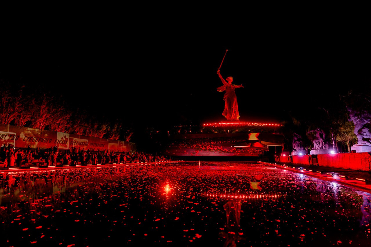 Свет Великой Победы. Волгоград, Мамаев Курган, 2025 г. 7 мая, в честь праздника 9 мая. Фотограф в Волгограде и Волжском Александр Горбань