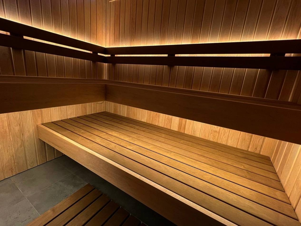 Классика STM в Рахье. Парящие полки, никаких стоек и вертикальных зашивок. Каждый сантиметр пространства должен быть полезным!. SaunaTopMasters