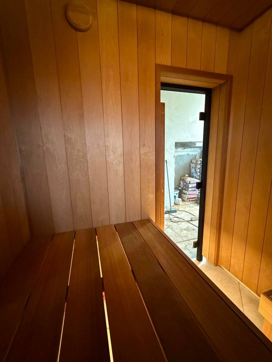 Сауна в Велигонтах для TopKamin: широкая термоольха, массивное можжевеловое панно и стильная электрокаменка Sangens в стекле 🔥. SaunaTopMasters