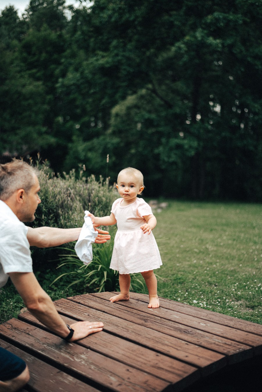 Коля, Ксюша, Саша, Андрей, Кира и бабушки | на даче