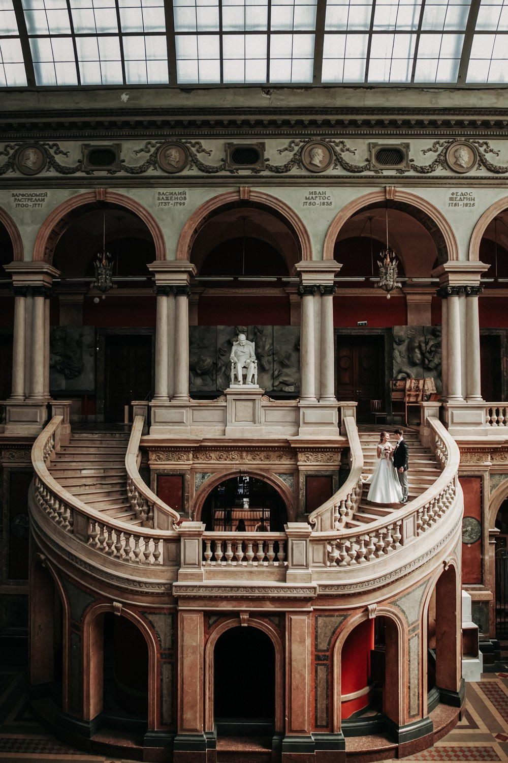 свадебное платье в спб, найти свадебный салон, букет для невесты, хороший ведущий на свадьбу, костюм для жениха, платье для невесты,  подшить свадебное платье, ателье свадебное, фотограф на свадьбу, выпуск, праздник, венчание