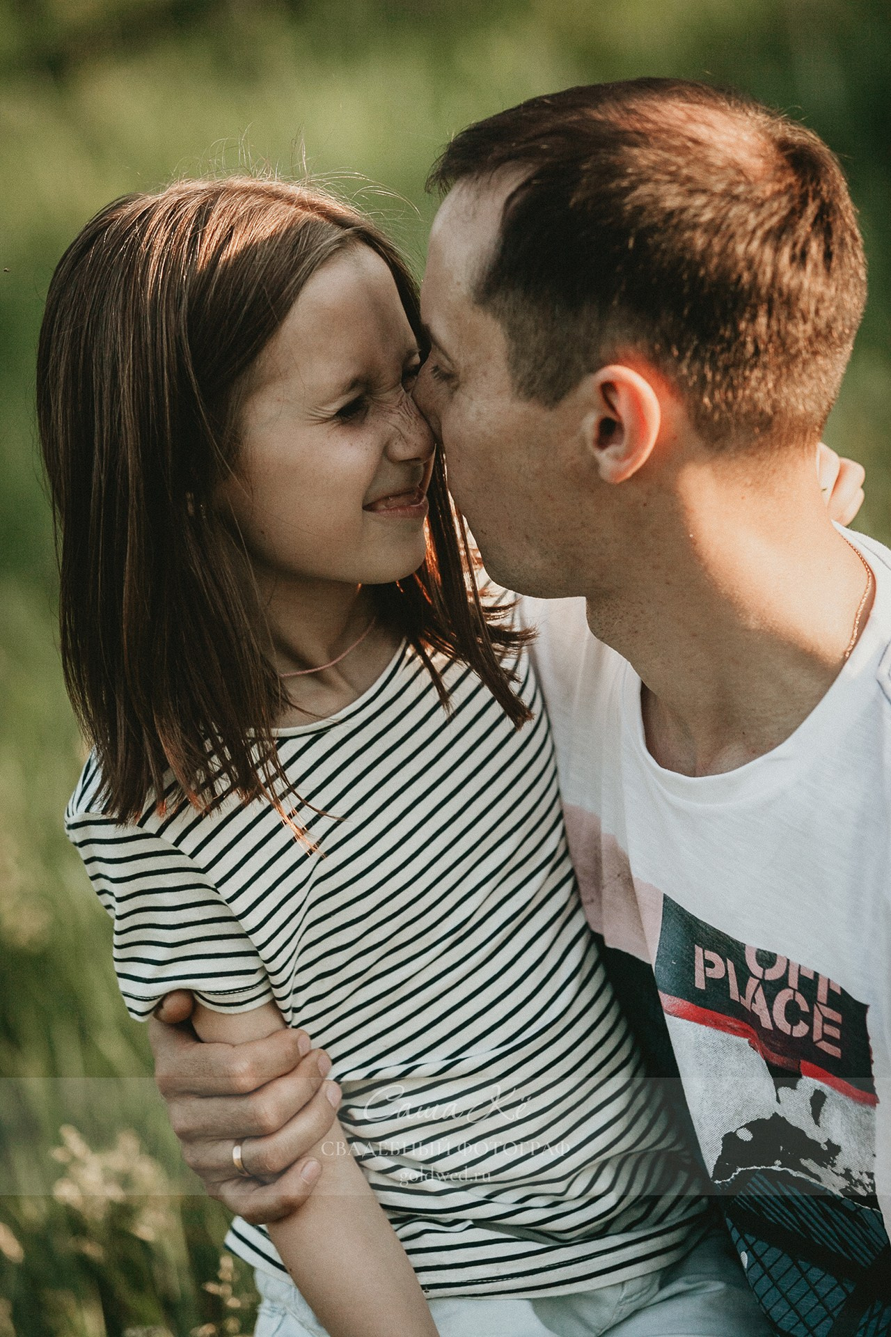 Прогулочная фотосессия - семейная съемка с поцелуями, эмоциями и нежностью в парке