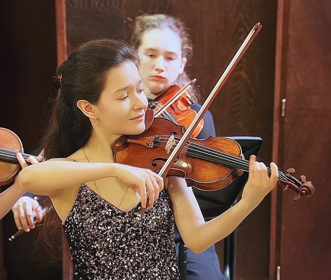 На сцене. Скрипачка Анна Савкина