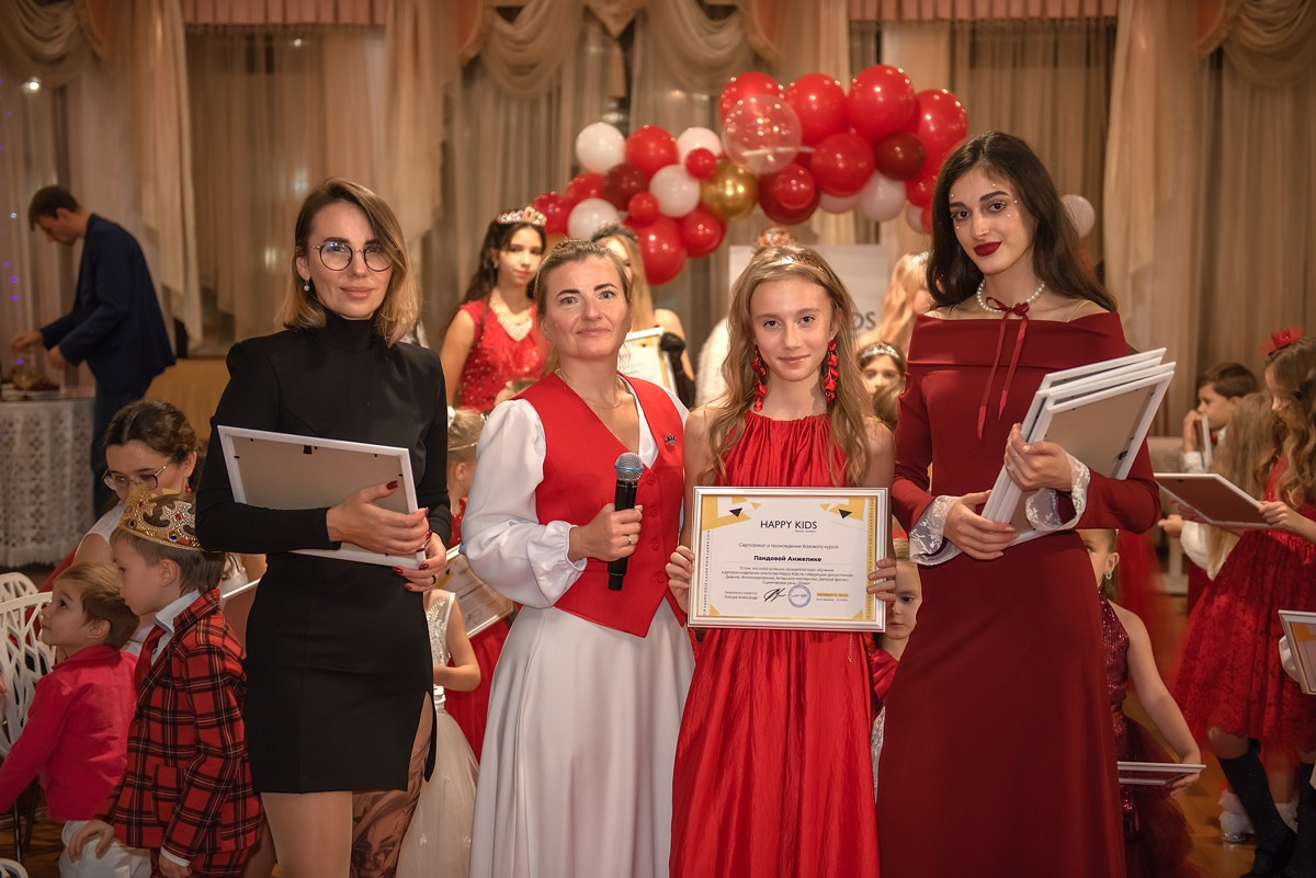 Выпускной в детской школе моделей HAPPYkids 2024. Семейный и коммерческий фотограф в Сочи Александр Бодунов
