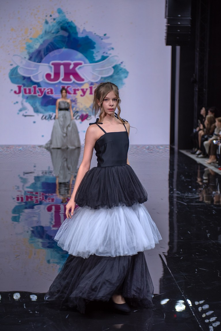 SochiFashionWeek2024 дизайнер Юлия Крылова. Семейный и коммерческий фотограф в Сочи Александр Бодунов