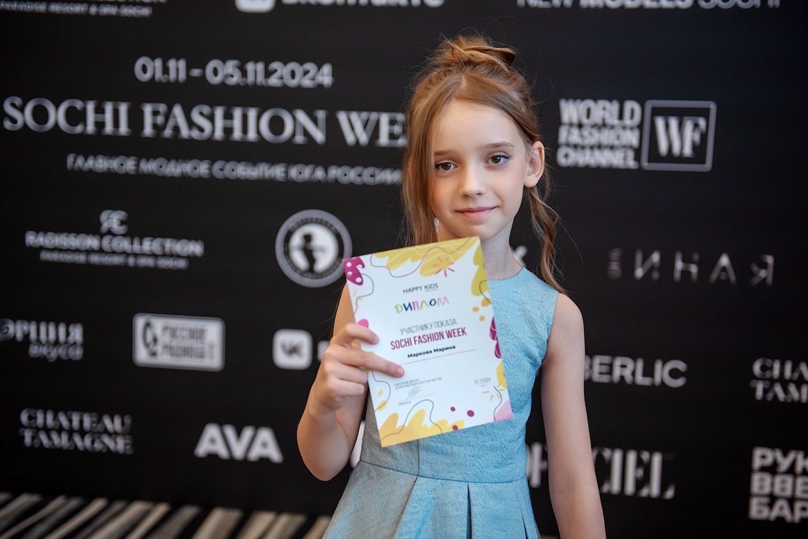 SochiFashionWeek2024 дизайнер Юлия Крылова. Семейный и коммерческий фотограф в Сочи Александр Бодунов