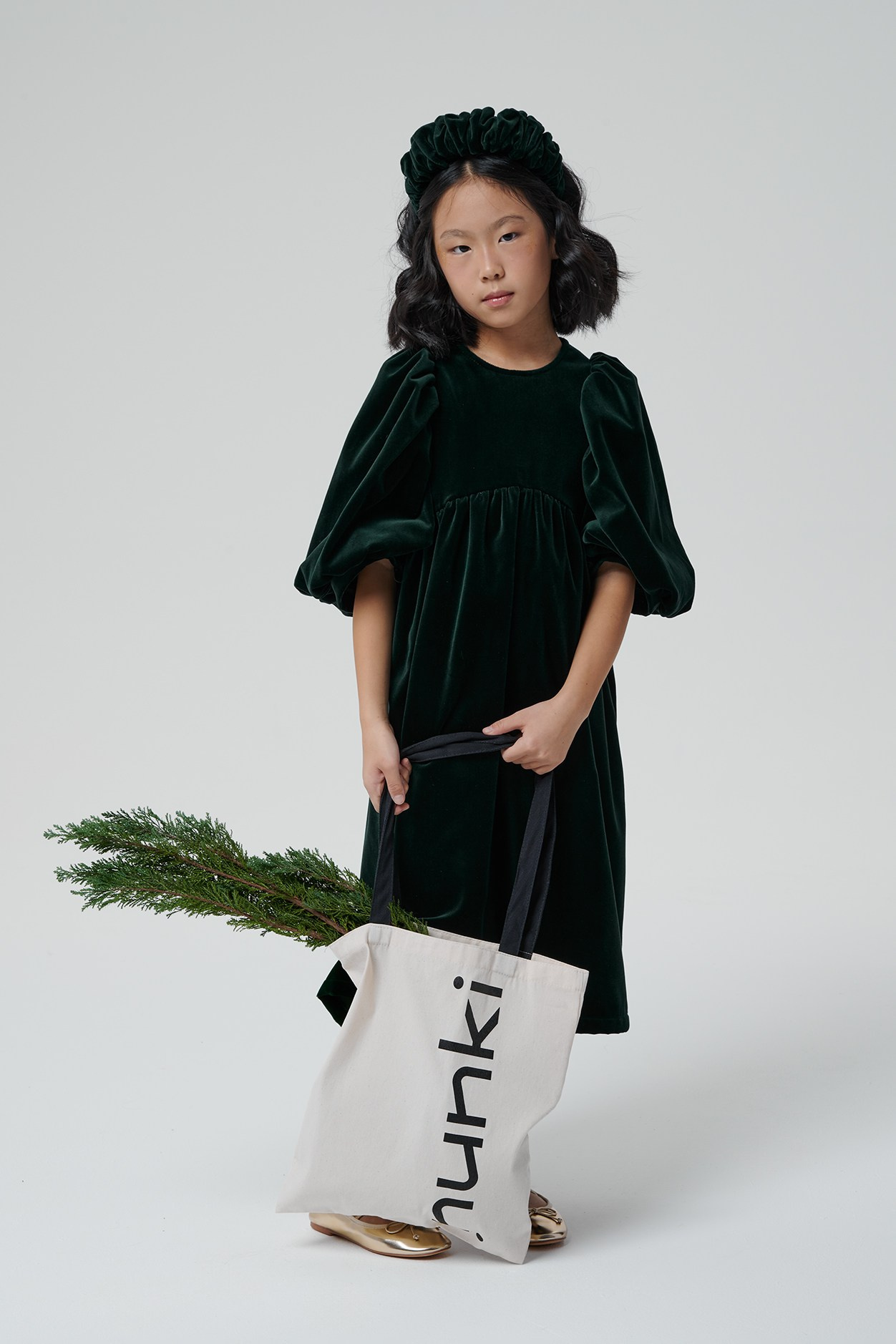 Каталожная съёмка для бренда одежды — Nunkie StoreПрофессиональная студийная съёмка для интернет-магазина. Задача — показать посадку, фактуру и детали одежды на модели в нейтральной среде. Чистый фоновый свет, ровные ракурсы и фокус на товаре — идеальный формат для маркетплейсов и брендовых сайтов.Съёмка проведена с учётом требований к каталожным фотографиям: минимализм, читаемость силуэта, точная цветопередача. Благодаря продуманной световой схеме съёмка прошла быстро и эффективно. Также обеспечил техническую реализацию света как гафер.