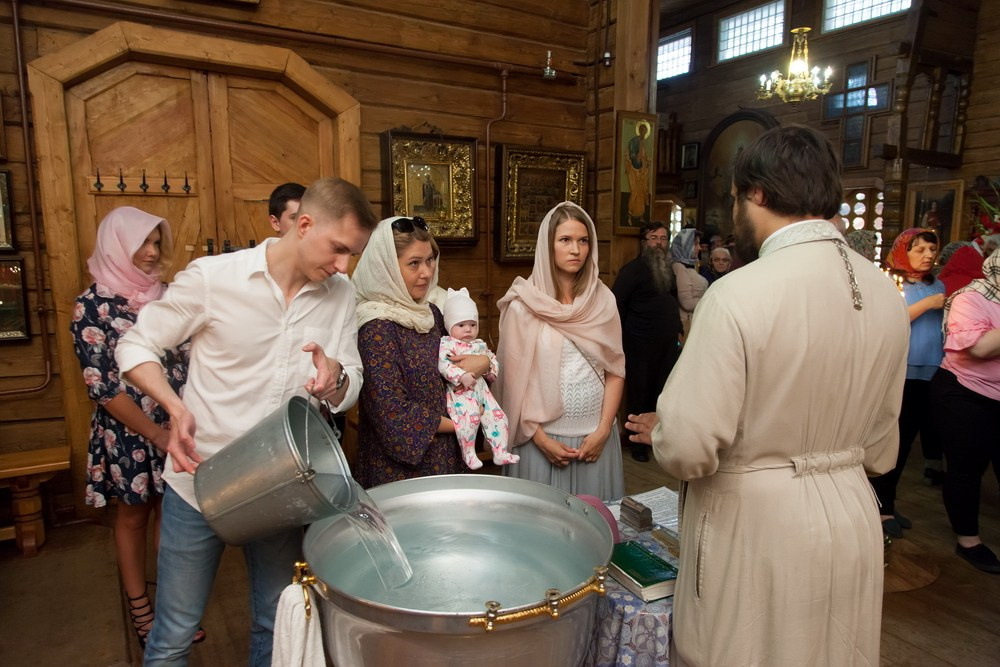 Крещение Церковь Иконы Божией Матери Казанской. Вырица. Фотограф на крещение в Санкт Петербурге