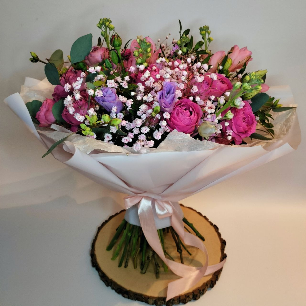 Яркий букет в подарок на День Рождения коллеги, молодой девушки. Цвет упаковки нежно-розовый, фото белит