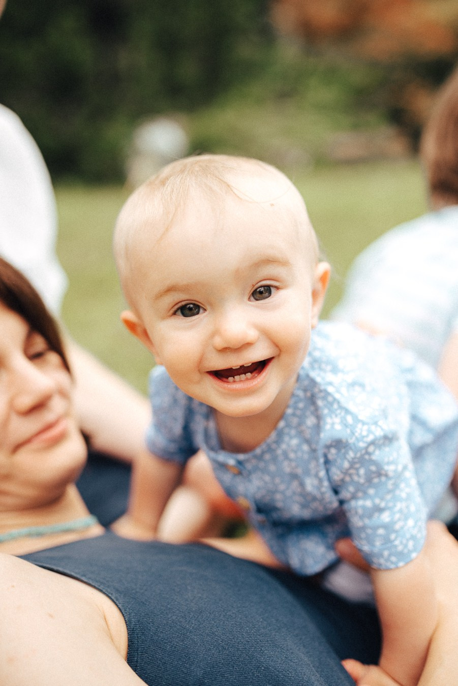 Коля, Ксюша, Саша, Андрей, Кира и бабушки | на даче