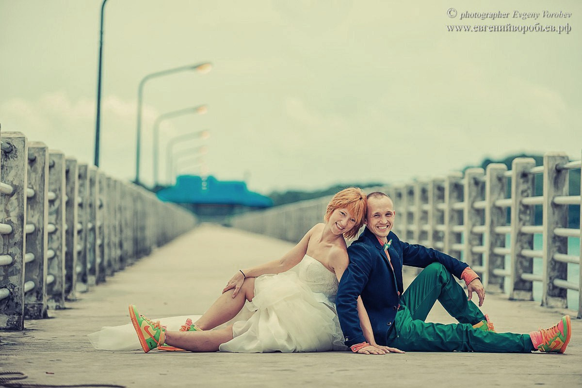 Свадебная фотосессия Пхукет фотограф пляж море пирс невеста платье жених романтическая фотосъёмка море Ката Карон Найхарн Патонг Найхарн Сурин море счастье радость идея место образ пример фото позы для фотосессии Phuket Naiharn Kata Karon Patong Surin 