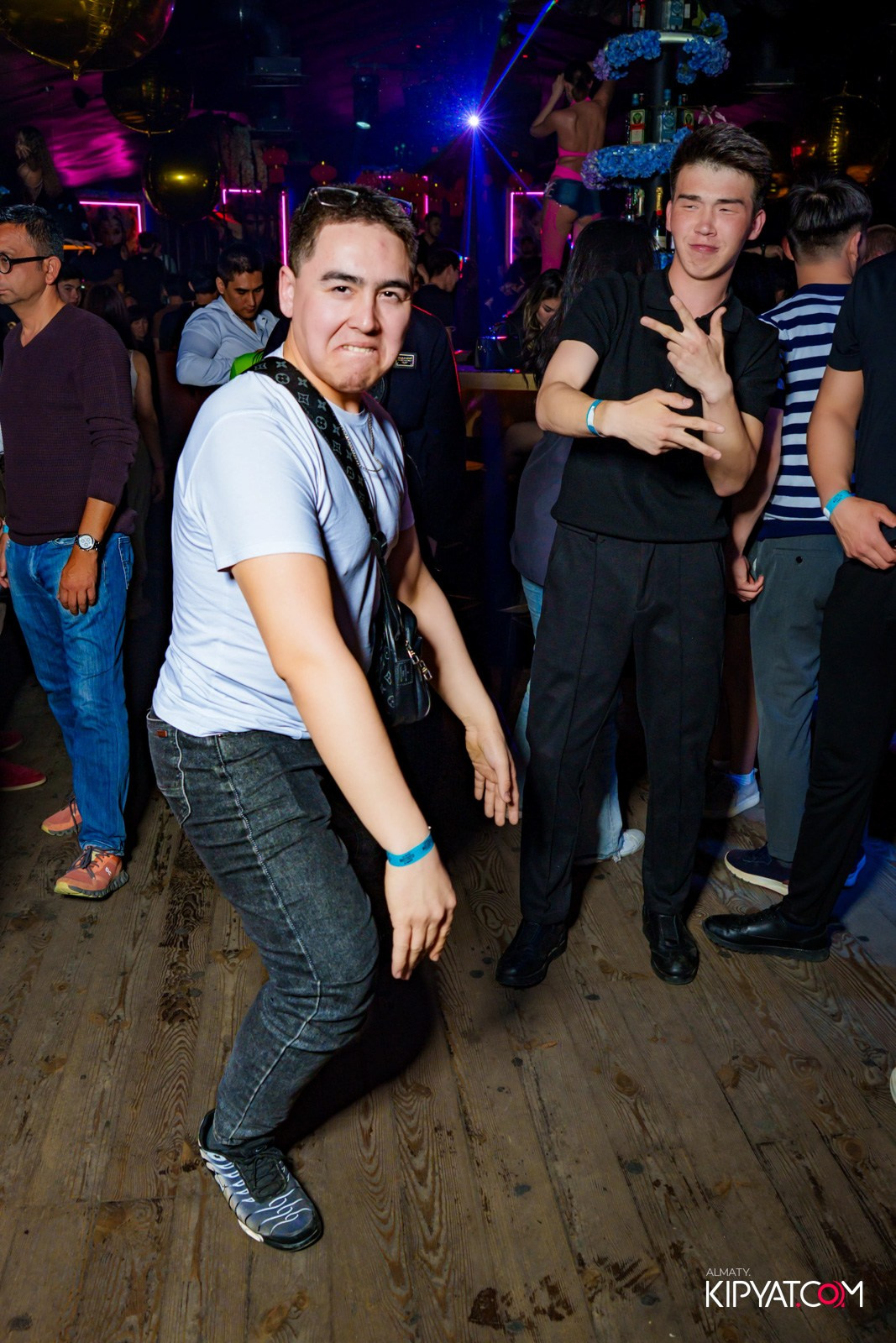 UYAT EMES BAR. КИПЯТКОМ АЛМАТЫ!