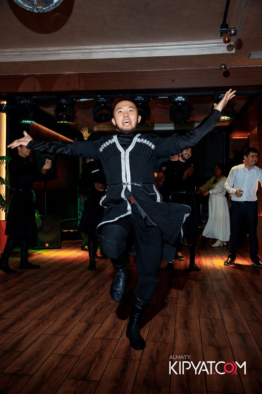 КАФЕ ЖАСМИН НА МОМЫШУЛЫ. КИПЯТКОМ АЛМАТЫ!