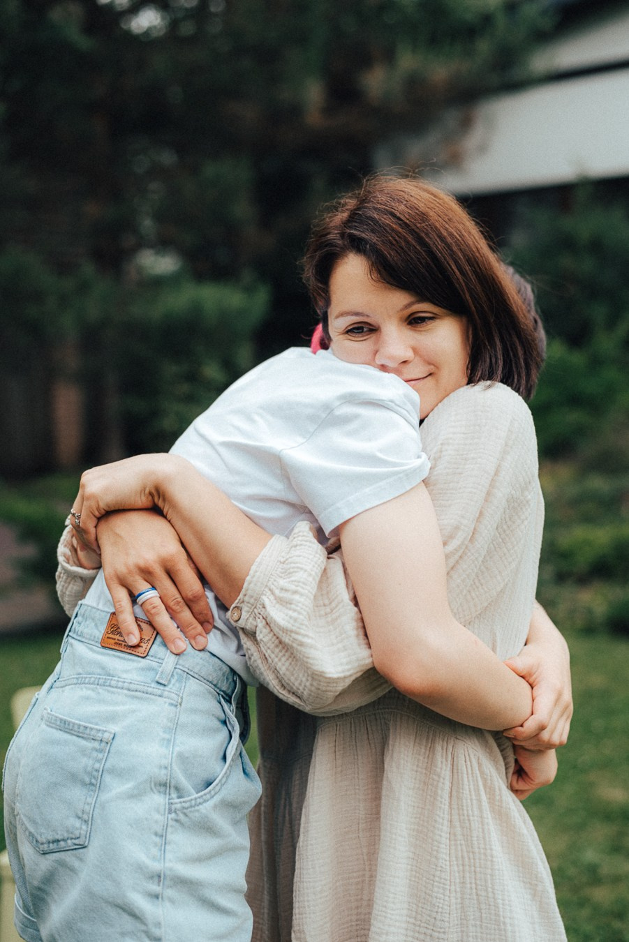 Коля, Ксюша, Саша, Андрей, Кира и бабушки | на даче