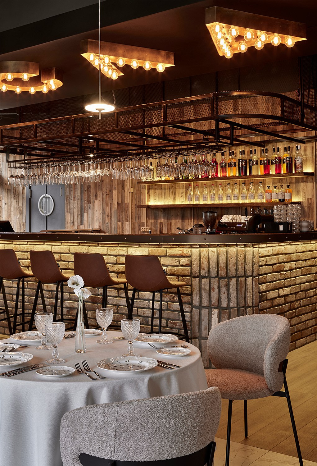 Ресторан «ЧИСЛА». Дизайнер интерьера Ксюша Шакирова, создание дизайн проектов под ключ