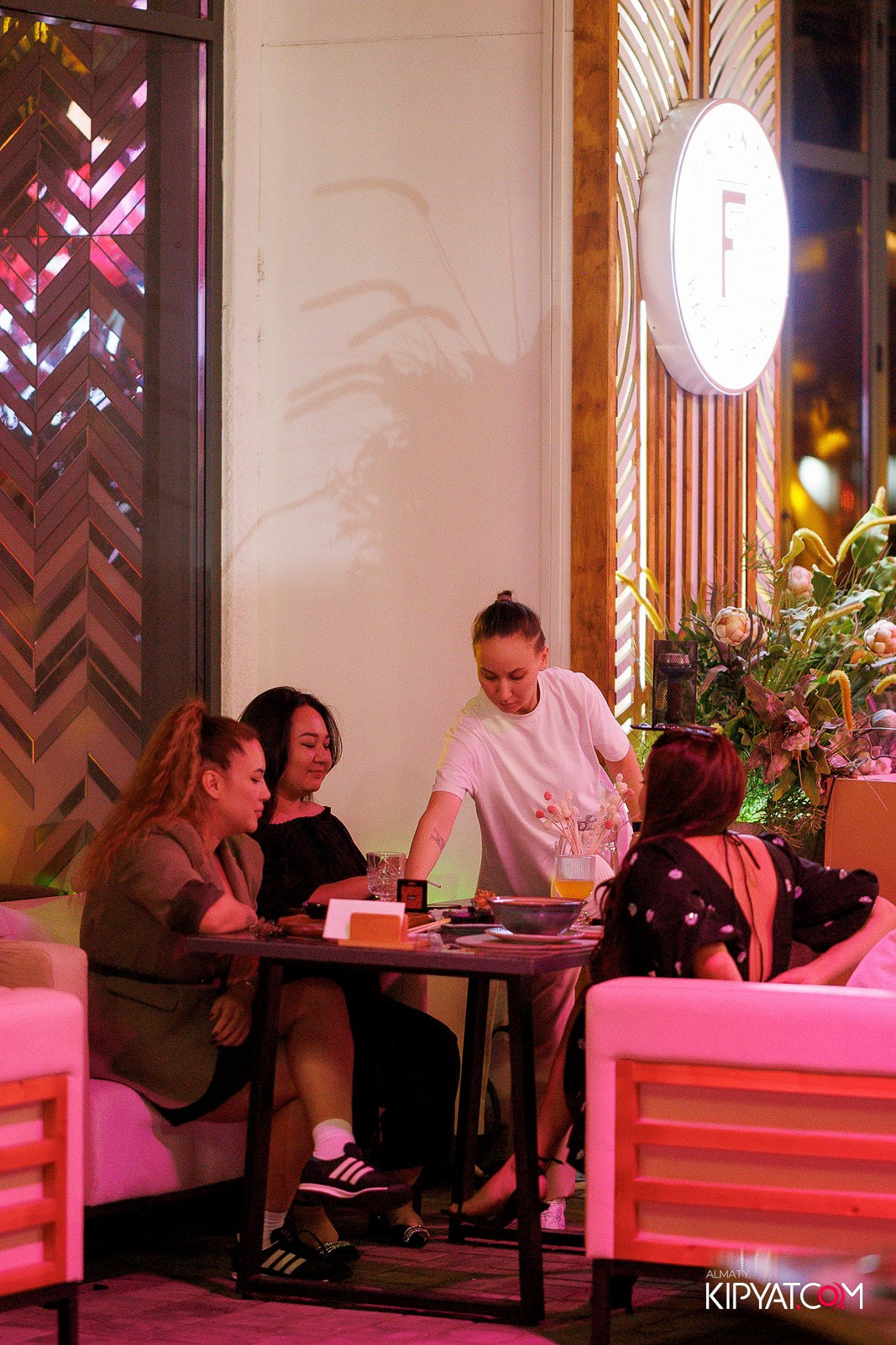 FRIENDS BAR & TERRACE. КИПЯТКОМ АЛМАТЫ! Фотосъемка мероприятий в Алматы