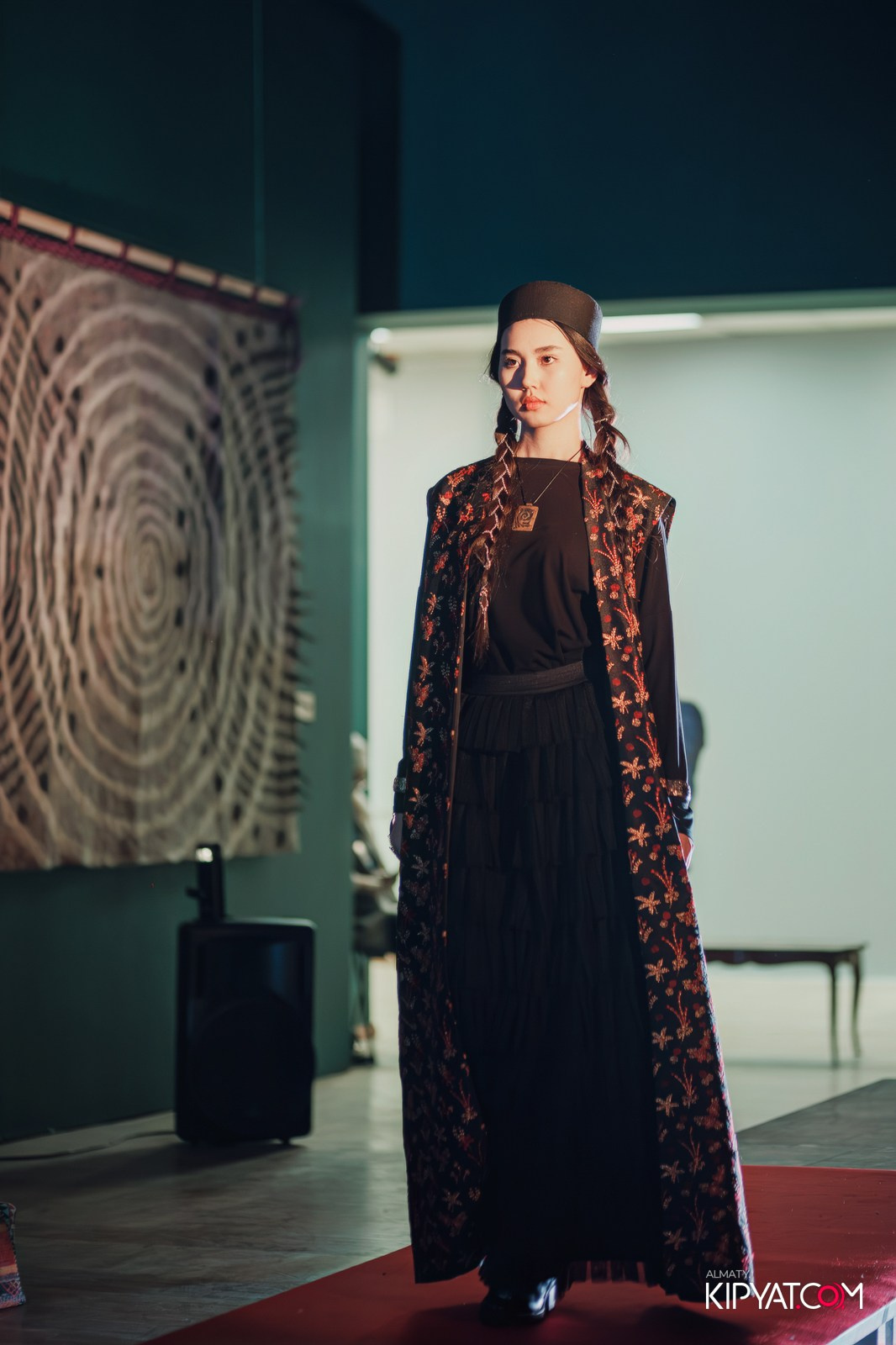 FASHION ПОКАЗ, КАЗАХСКОЙ НАЦИОНАЛЬНОЙ ОДЕЖДЫ. КИПЯТКОМ АЛМАТЫ!