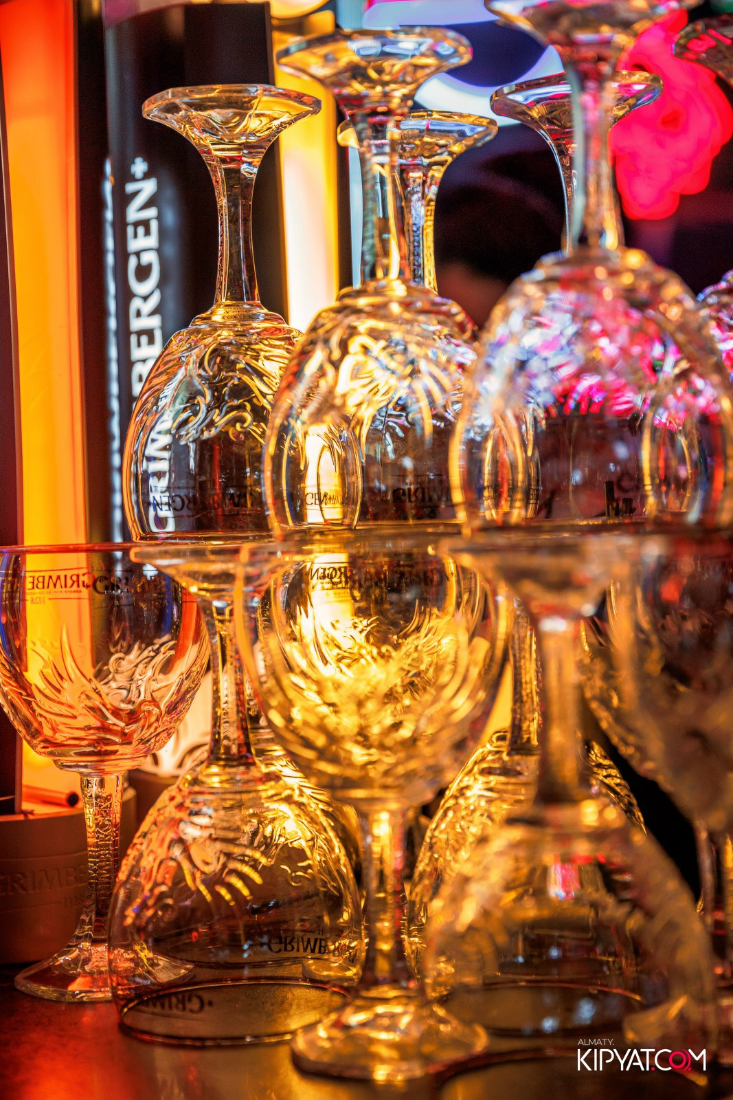 FRIENDS BAR & TERRACE. КИПЯТКОМ АЛМАТЫ!