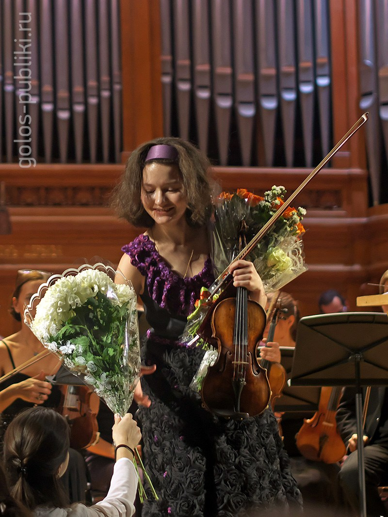 На сцене. Скрипачка Анна Савкина