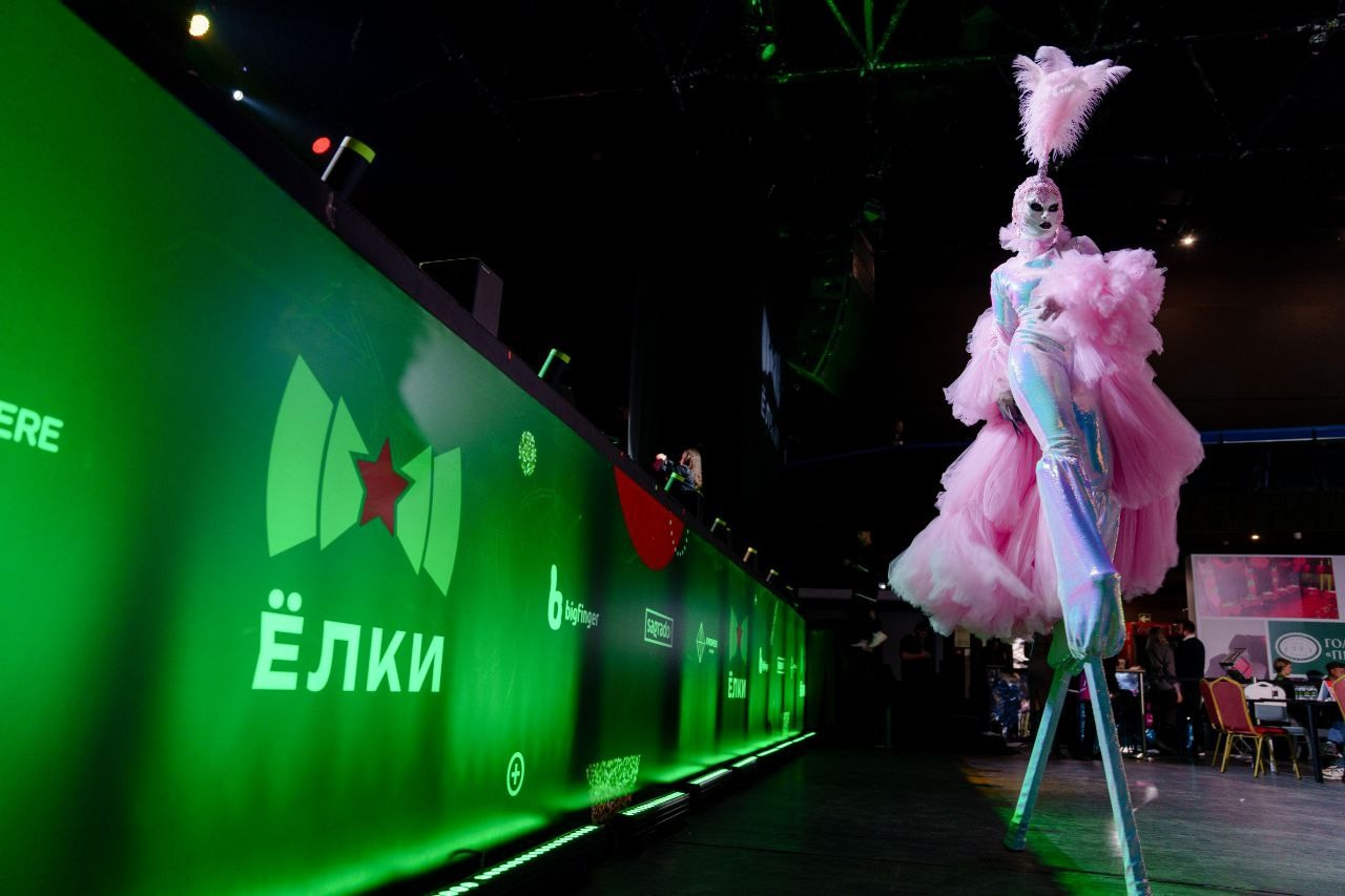 Лиса в Лесу на ивент-выставке ЁЛКИ 2025. Мимы и Ходулисты на встречу гостей. Москва