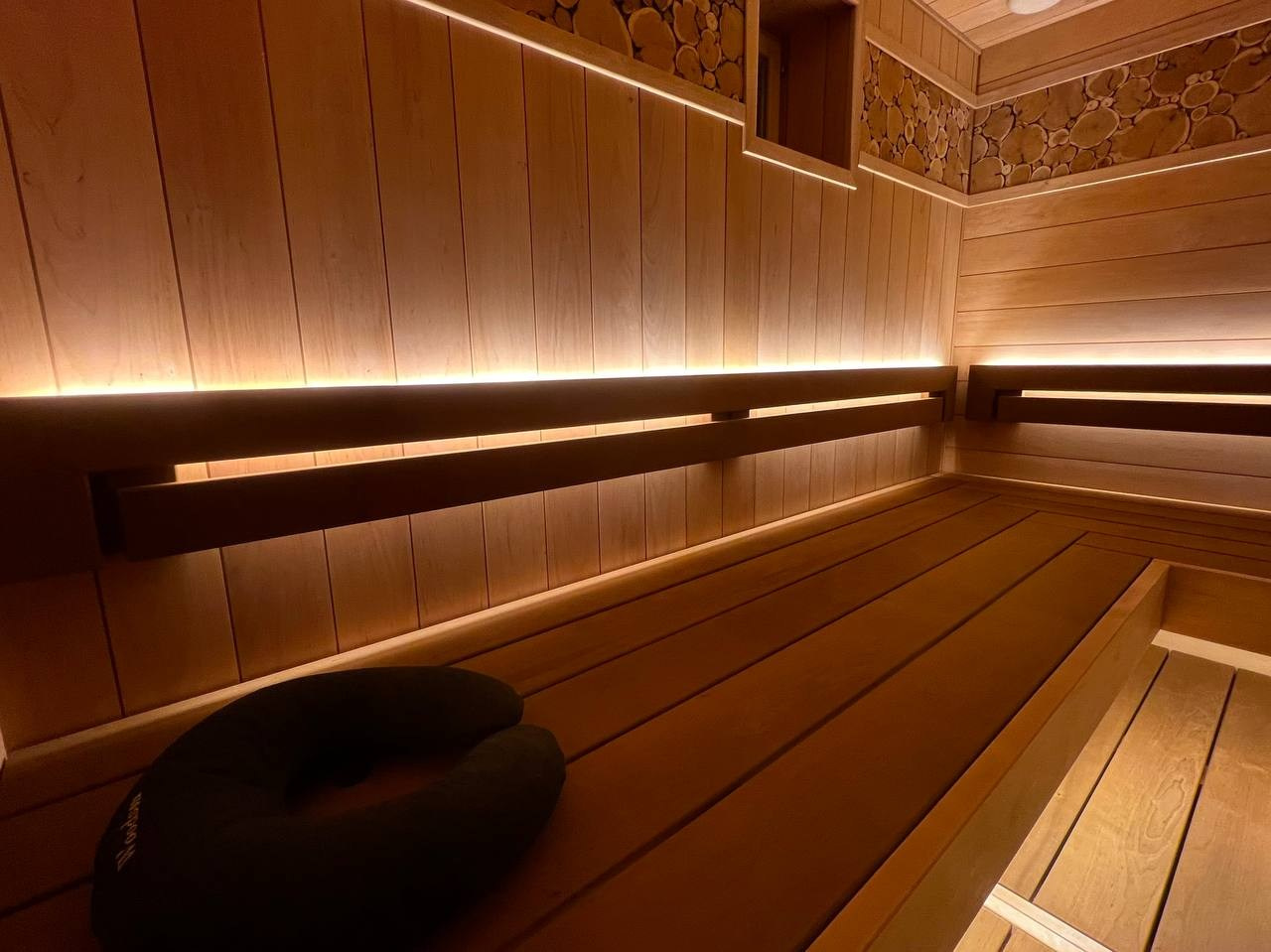 Парная в Петровских дачах из широкой ольхи с можжевеловыми линиями и выдвижным нижним полком для удобной работы парильщика. SaunaTopMasters