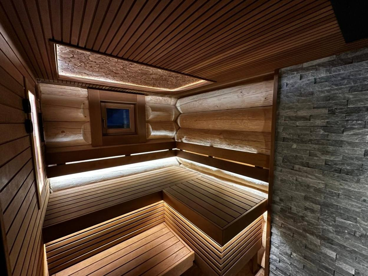 Баня из бревна в Усть-Ижоре сочетает традиции и современные решения: можжевельник, соль, обилие света и шайка Cariitti. SaunaTopMasters