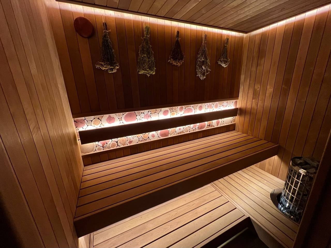 Компактная сауна в Вартемягах: термоольха, закарнизная подсветка, можжевеловое панно и крымское разнотравье. В пологе- Harvia Cilindro. SaunaTopMasters
