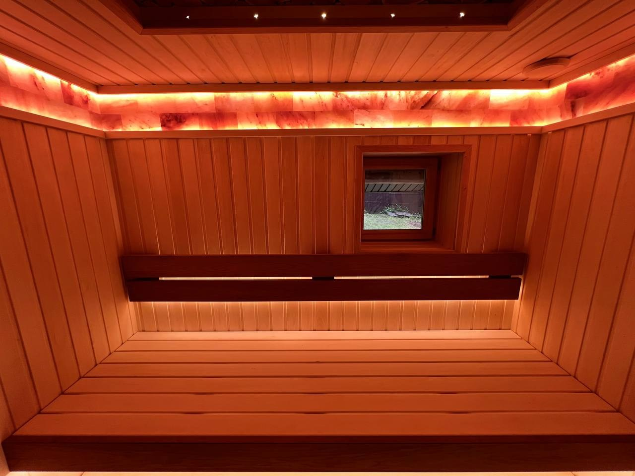 Уютная сауна на берегу реки Сясь в Теребуне: липа, тёплая термоольха и волшебный свет гималайской соли под потолком. SaunaTopMasters