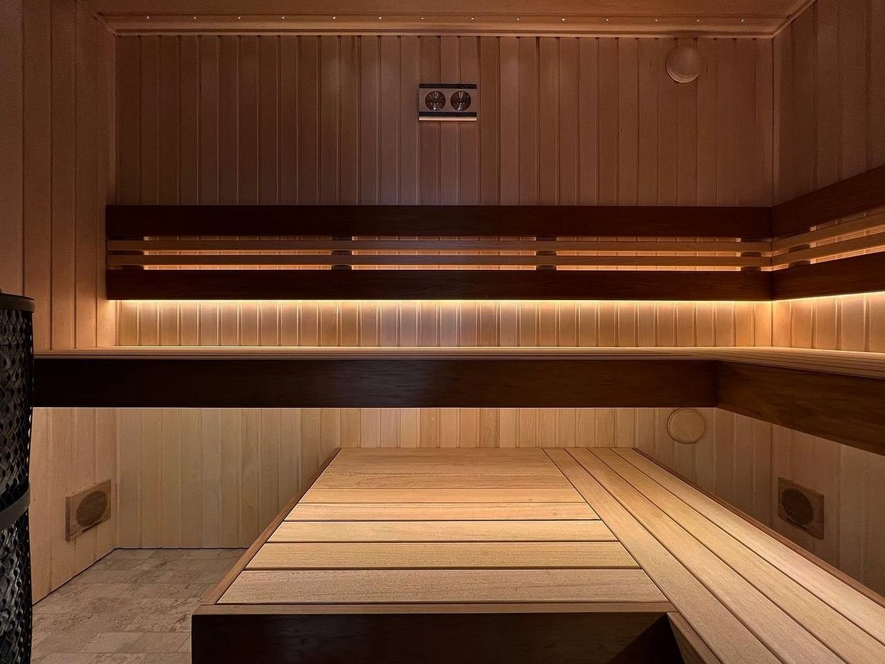 Атмосферная парная в Петергофских дачах выполнена в светлых тонах липы и абаши, с контрастной интеграцией термоабаши и тальколорита. SaunaTopMasters
