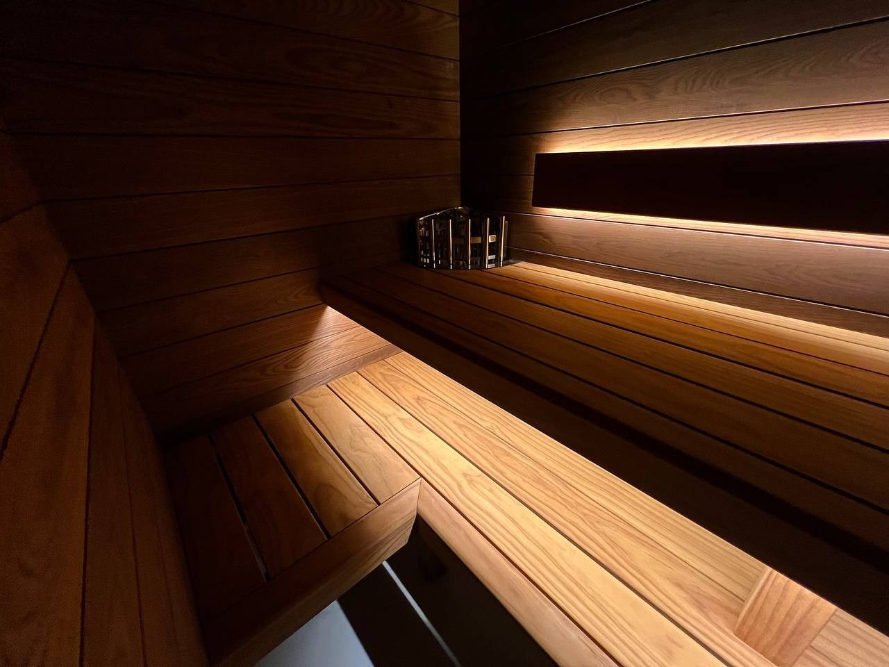 Сауна на Крестовском выполнена из термообработанного ясеня и новозеландской термососны. Эксклюзивное сочетание прямо в квартире. SaunaTopMasters