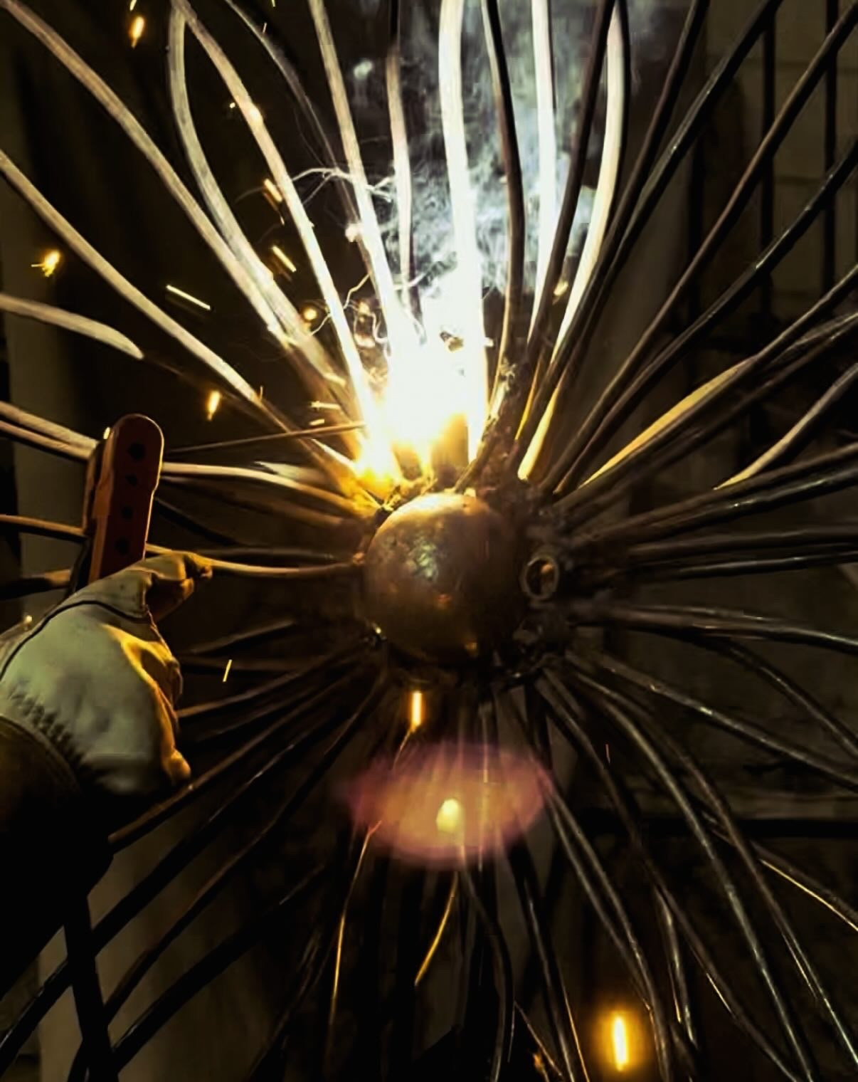 Астра_Полярный рацвет / Россия / Мурманск / ул. Ленина 5 / 2025. Художник — скульптор Антонина Фатхуллина