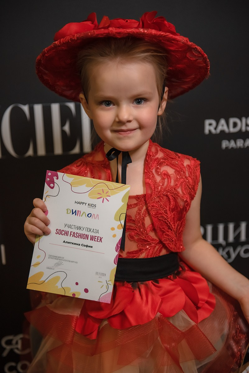SochiFashionWeek2024 дизайнер Анохина Светлана. Семейный и коммерческий фотограф в Сочи Александр Бодунов