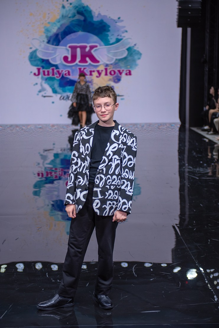 SochiFashionWeek2024 дизайнер Юлия Крылова. Семейный и коммерческий фотограф в Сочи Александр Бодунов