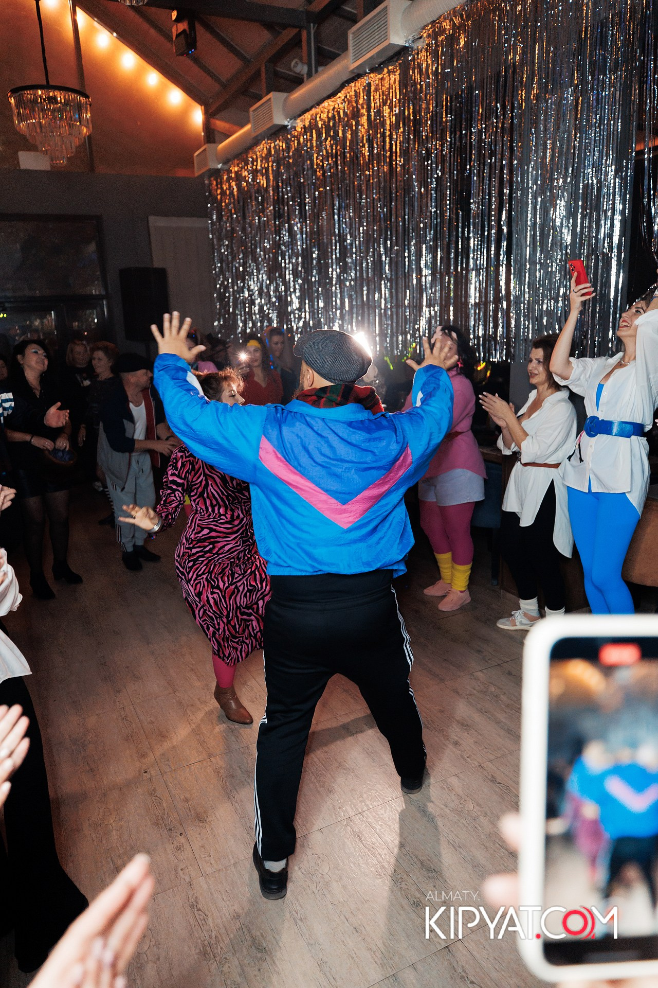 ВЕЧЕРИНКА 90Х КАФЕ CARAFE. КИПЯТКОМ АЛМАТЫ! Фотосъемка мероприятий в Алматы