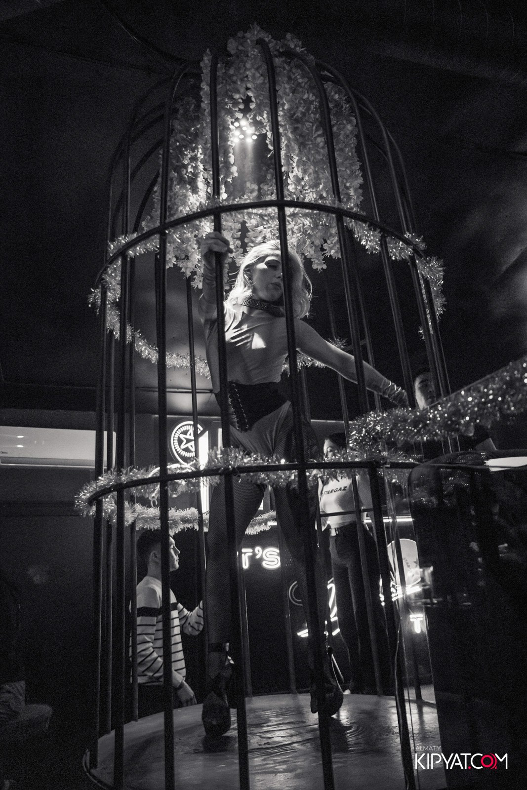 UYAT EMES BAR. КИПЯТКОМ АЛМАТЫ!